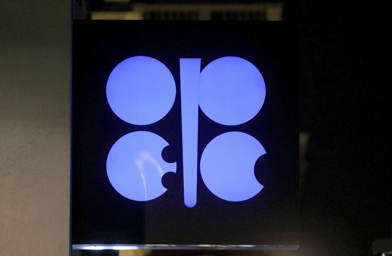 Opec-logoen utenfor hovedkontoret i Wien. Foto: Ronald Zak / AP / NTB