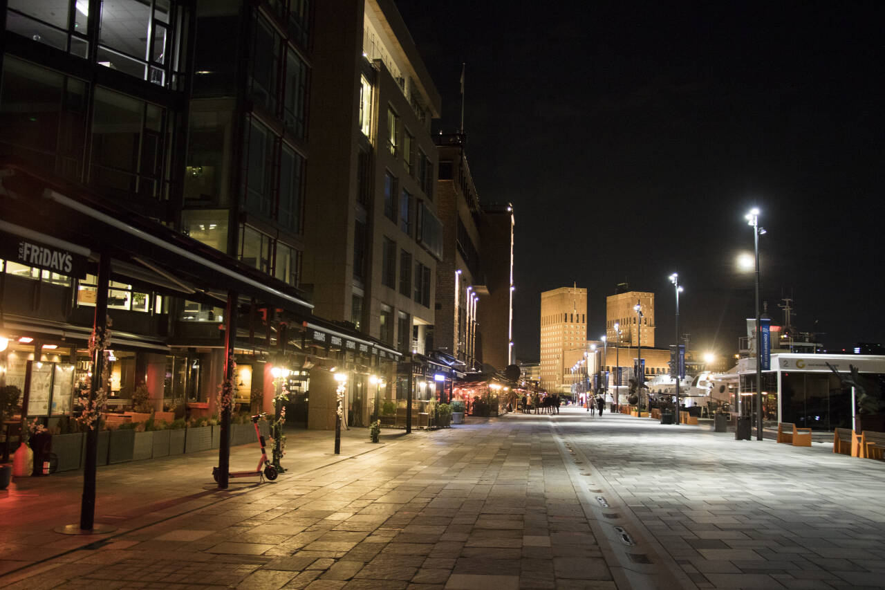 Mange serveringssteder og skjenkesteder i Oslo har stengt etter at det ble innført skjenkestopp fra tirsdag i forrige uke. Nå øker antallet permitterte i Oslo som registrerer seg hos Nav. Foto: Erik Johansen / NTB