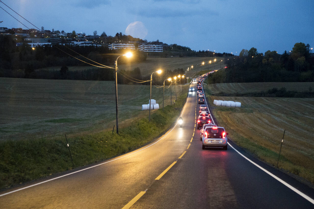 En ny undersøkelse viser at flere kjører bil under koronapandemien på grunn av smittefaren i kollektivtransporten. Foto: Gorm Kallestad / NTB