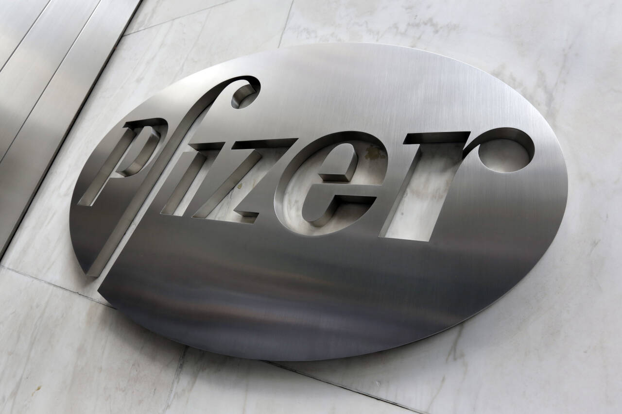 Vaksinenyheter fra legemiddelselskapet Pfizer gjorde at børsene steg mandag. Foto: Richard Drew / Ap / NTB