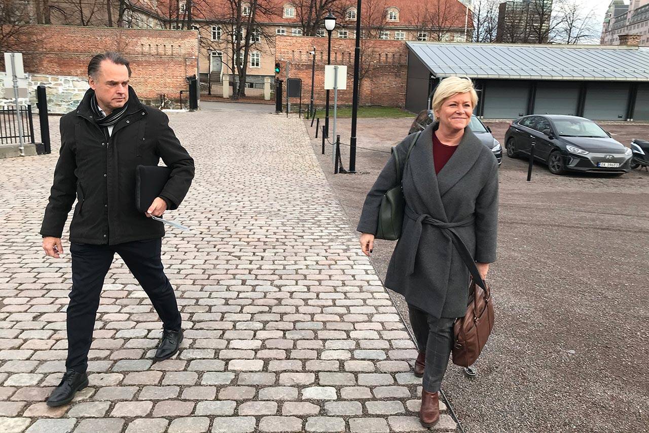 Partileder i Frp Siv Jensen ankommer statsministeren kontor til forhandlinger om statsbudsjettet søndag formiddag., Foto: Johan Falnes / NTB