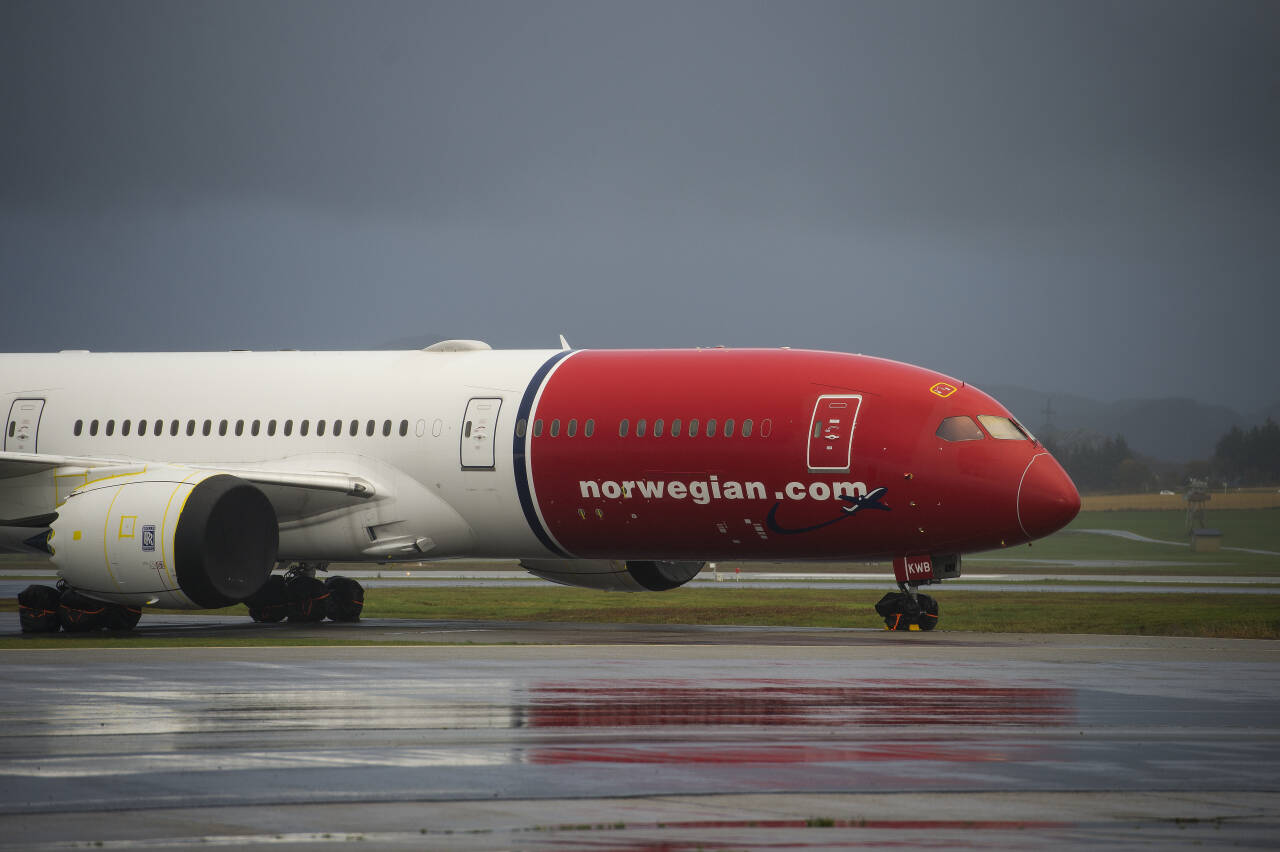 Et Norwegian-fly står parkert på Sola lufthavn utenfor Stavanger. Selskapet har nå redusert antallet fly som er i lufta. Illustrasjonsfoto: Carina Johansen / NTB 