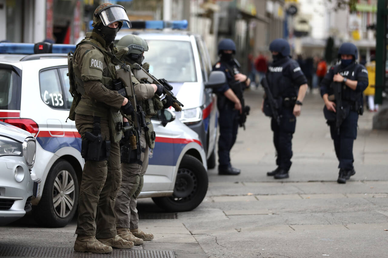 Politi passer på i gatene i Wien etter angrepet i går. Fire personer ble drept, og tre personer er fortsatt i kritisk tilstand. Foto: Matthias Schrader, AP / NTB