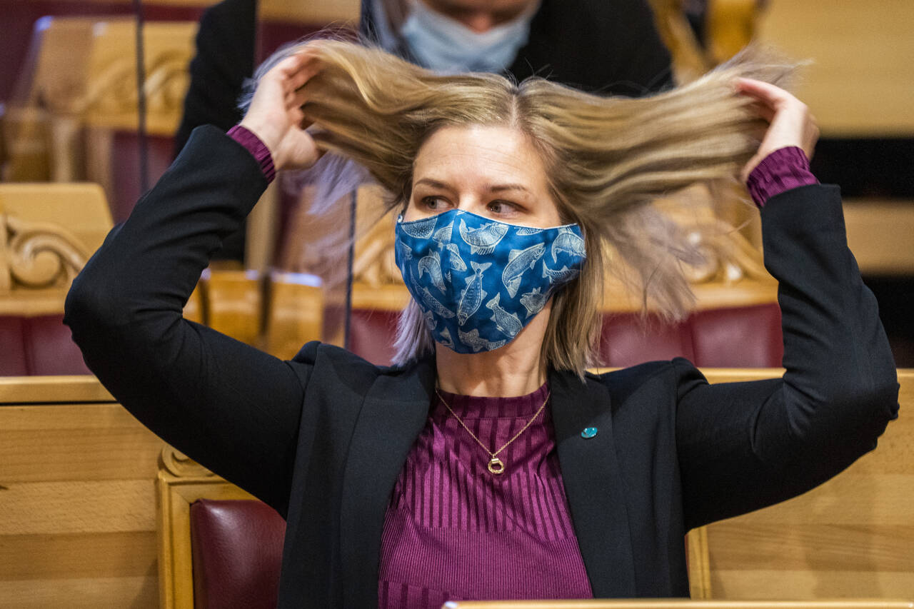 Kunnskaps- og integreringsminister Guri Melby (V) ordner håret før Stortingets muntlige spørretime onsdag.Foto: Håkon Mosvold Larsen / NTB