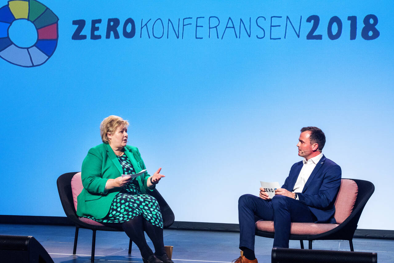 Statsminister Erna Solberg i samtale med Zero-leder Marius Holm under Zerokonferansen i 2018. Foto: Gorm Kallestad / NTB