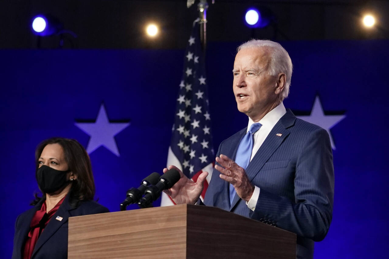 Demokratenes presidentkandidat Joe Biden sier han er klar fra dag én. Fredag kveld talte han til nasjonen fra Wilmington i Delaware. Kamala Harris var også til stede, men talte ikke. Foto: Carolyn Kaster / AP / NTB