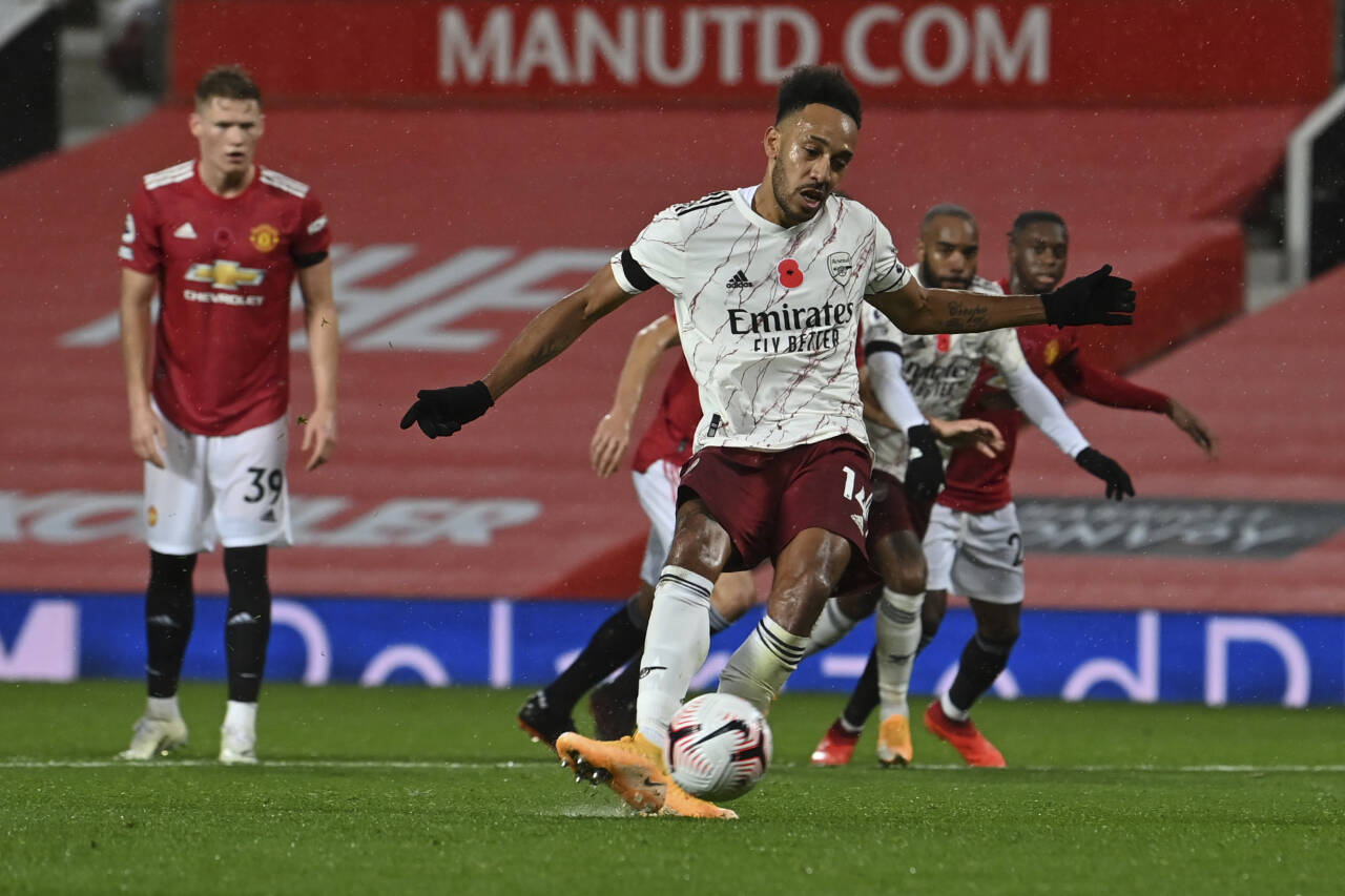 Pierre-Emerick Aubameyang tar Arsenal i ledelsen borte mot Manchester United fra straffemerket. Foto: Paul Ellis / AP / NTB