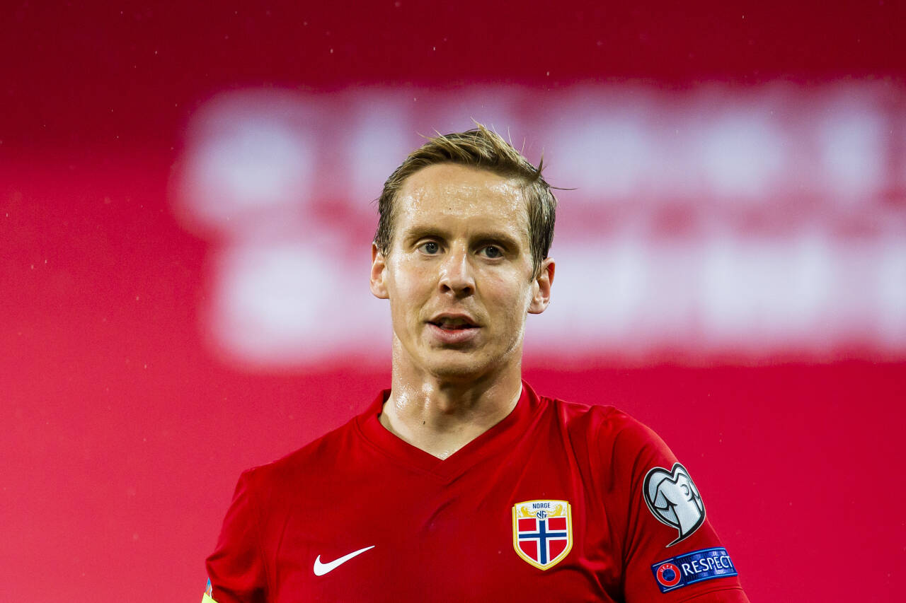 Stefan Johansen snakket med Alexander Sørloth etter forrige landslagssamling. Foto: Fredrik Varfjell / NTB