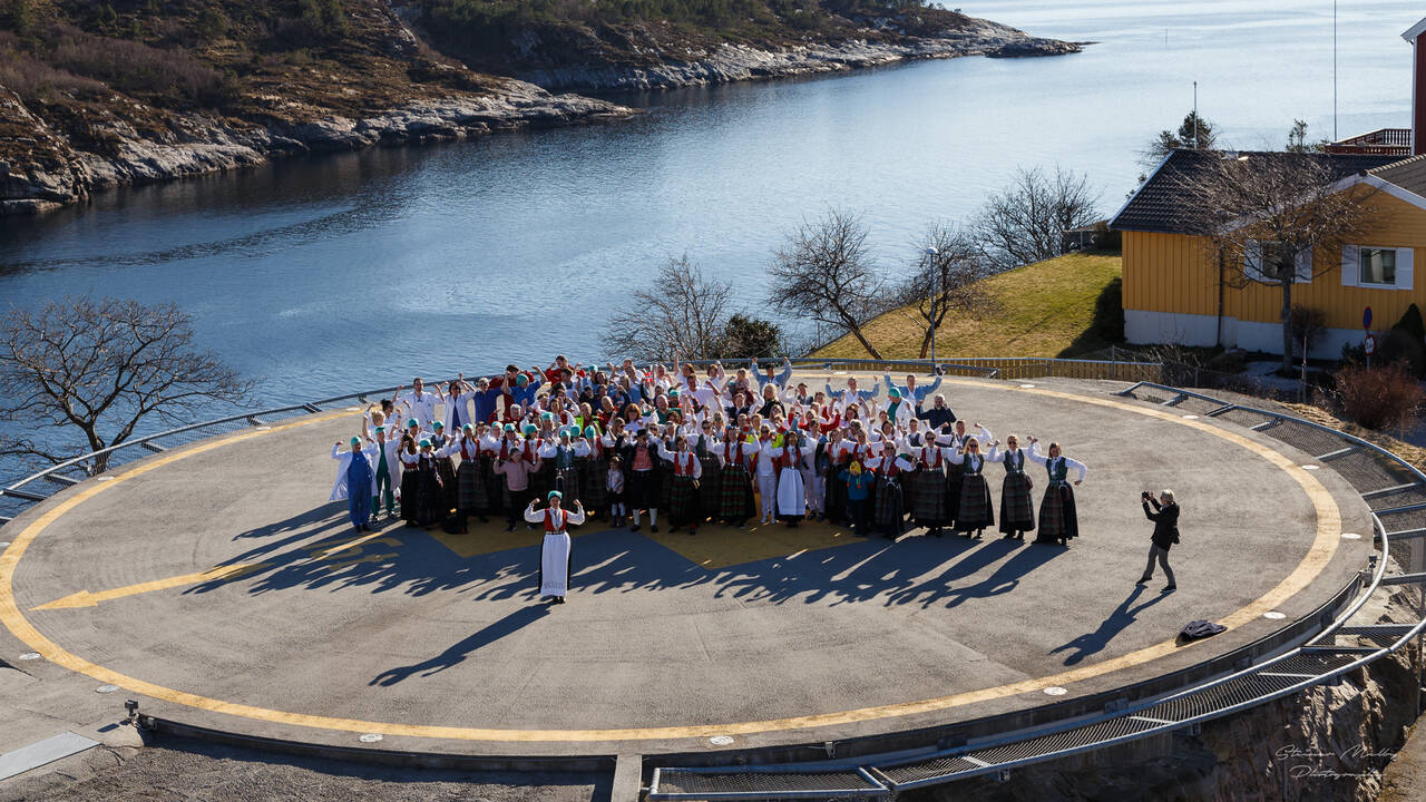 Illustrasjonsbilde av Anja Cecilie Solvik og Bunadsgeriljaen på Kristiansund Sykehus, på helikopterplattformen ved en tidligere aksjon. Foto: Steinar Melby