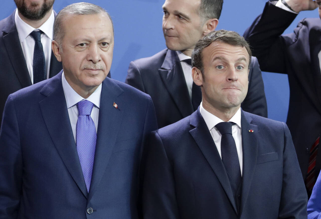 Tyrkias president Recep Tayyip Erdogan og Frankrikes president Emmanuel Macron under Libya-konferansen i januar i år. Arkivfoto: Michael Sohn / AP / NTB