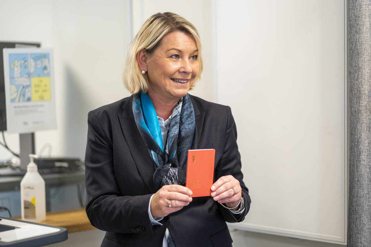 Justis- og beredskapsminister Monica Mæland (H) fikk mandag den nye versjonen av det norske passet ved passkontoret i Ski. Foto: Håkon Mosvold Larsen / NTB