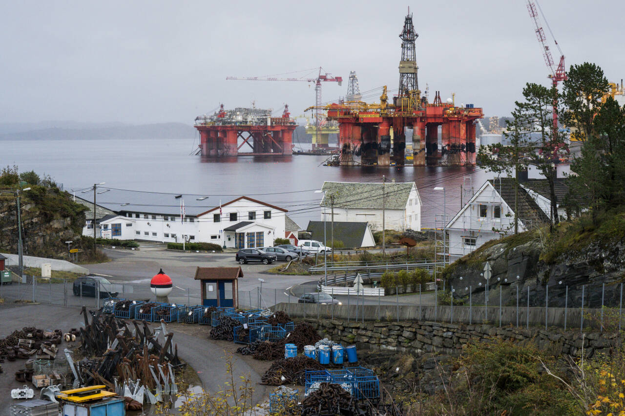 Oljerigger ligger i opplag på Hanøytangen industriområde utenfor Bergen. Oljeindustrien er i trøbbel både på grunn av lave oljepriser og krav om klimakutt. Men Høyre mener næringen fortsatt er viktig for å sikre arbeidsplasser i distriktene. Foto: Bjørnar Morønning / NTB