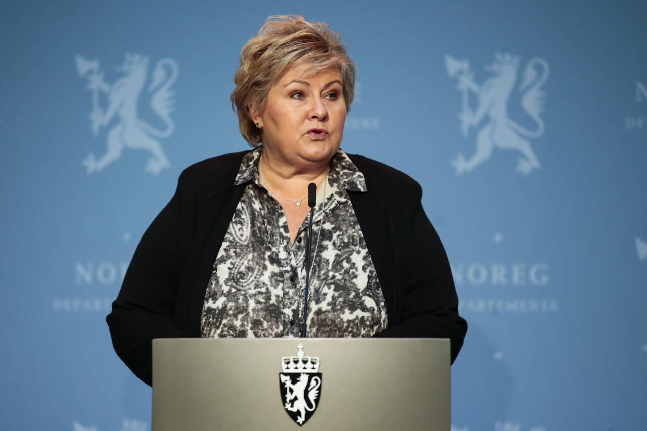 Statsminister Erna Solberg vil mandag informere om nye koronatiltak. Foto: Jil Yngland / NTB