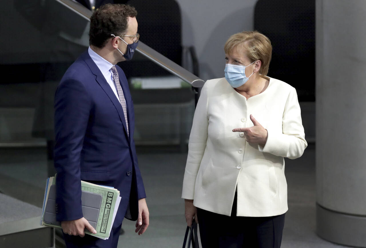 Tysklands helseminister Jens Spahn, her sammen med statsminister Angela Merkel, kaller de siste smittetallene alarmerende. Foto: AP / NTB