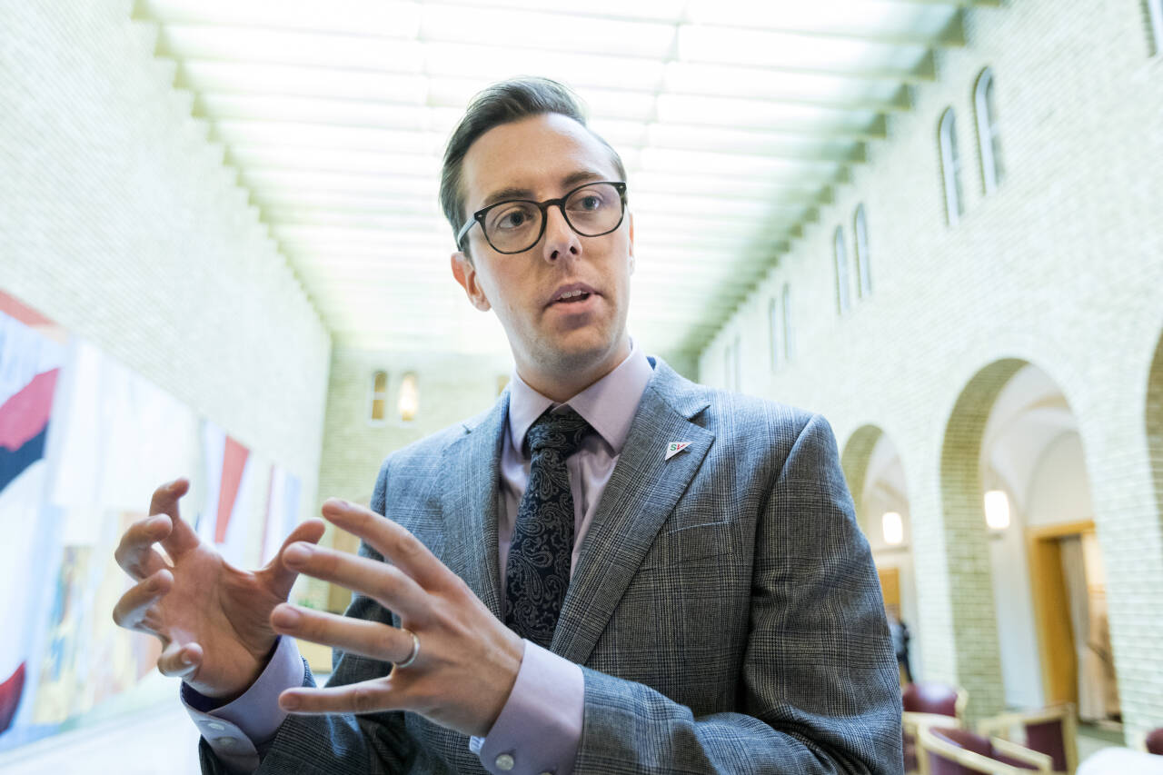 Helsepolitisk talsperson Nicholas Wilkinson i SV mener at staten bør etablere et legemiddelselskap for blant annet å sikre produksjonen av penicillin. Foto: Gorm Kallestad / NTB