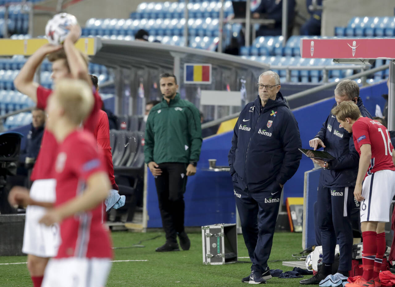 Lars Lagerbäck ga spillerne gruppearbeid da nedturen mot Serbia skulle analyseres. Søndag så han dem fungere utmerket som gruppe og knuse Romania i nasjonsligaen. Foto: Vidar Ruud / NTB