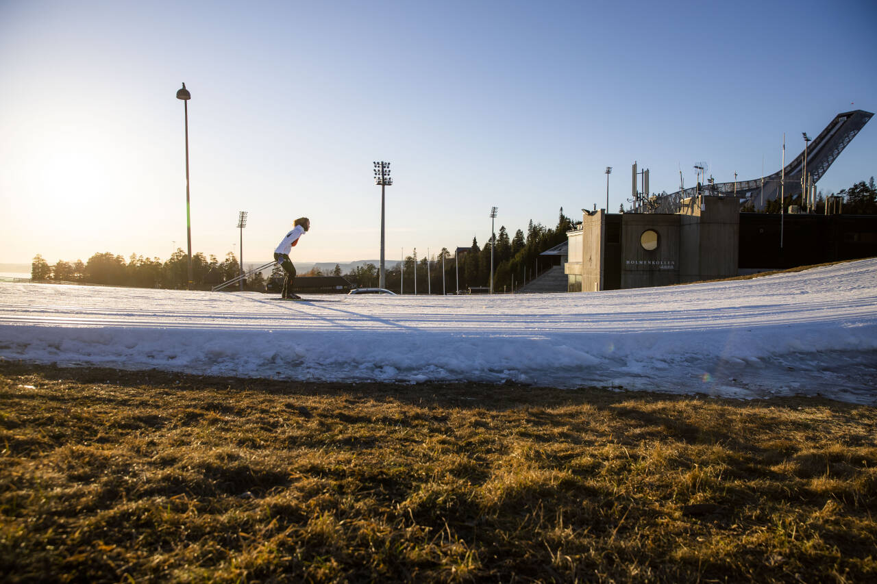 FREMTIDEN: Klimaendringer gjør at skiføret i stadig større grad er avhengig av kunstsnø, som her i Holmenkollen nasjonalanlegg. Noen steder forlenges også sesongen ved å spare en haug av vinterens snø til neste sesong. Foto: Håkon Mosvold Larsen / NTB