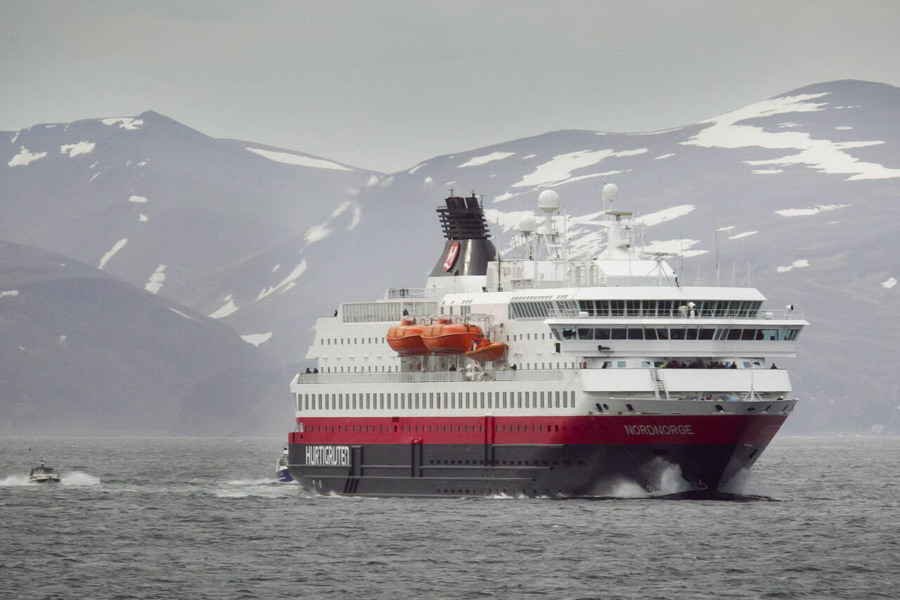 Samferdselsdepartementet har bedt Hurtigruten om at de to skipene i drift på kystruten fremover skal seile strekningen Bodø-Kirkenes-Bodø. Arkivfoto: Heiko Junge / NTB