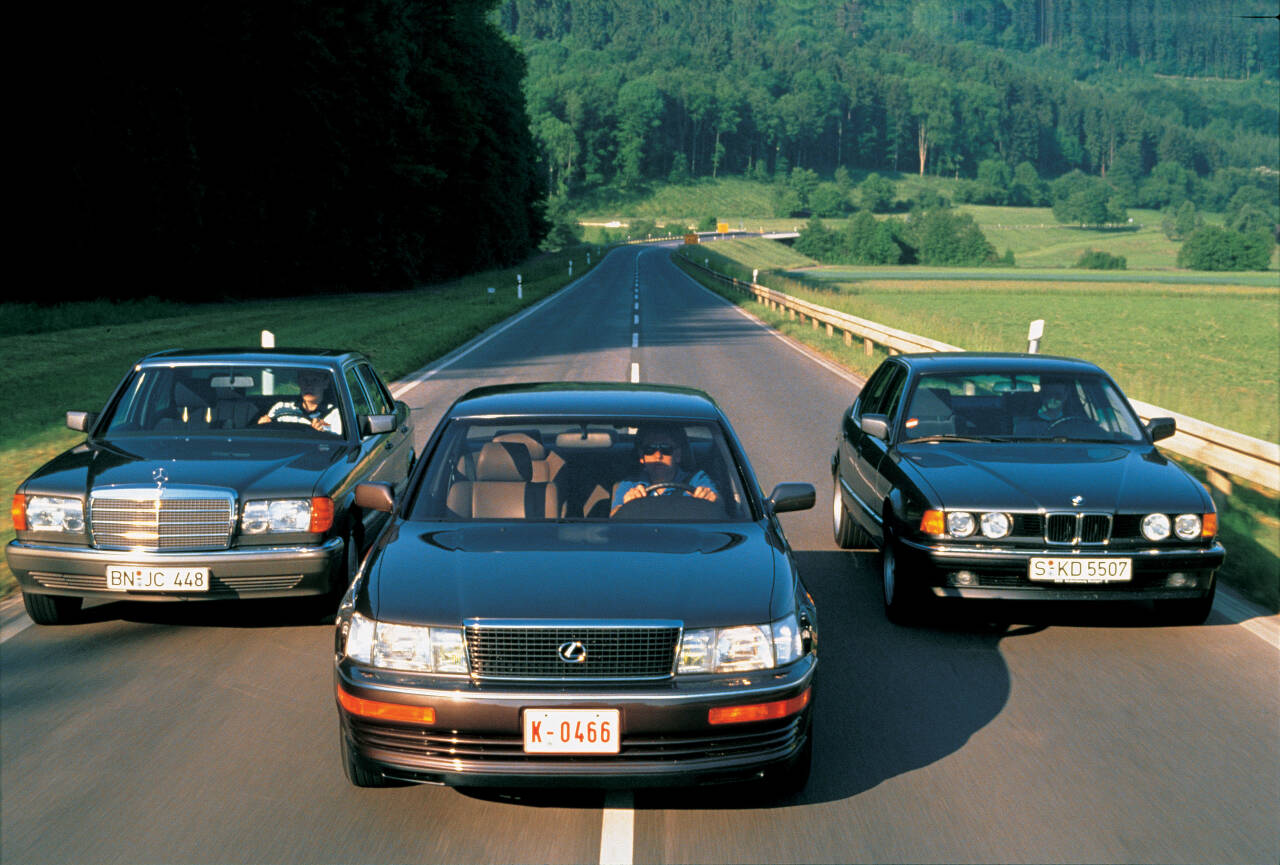 FØRSTE: Lexus LS 400 var den aller første bilen fra merket som ble solgt i Europa, her flankert av noen av sine samtidige konkurrenter. Foto: Produsenten