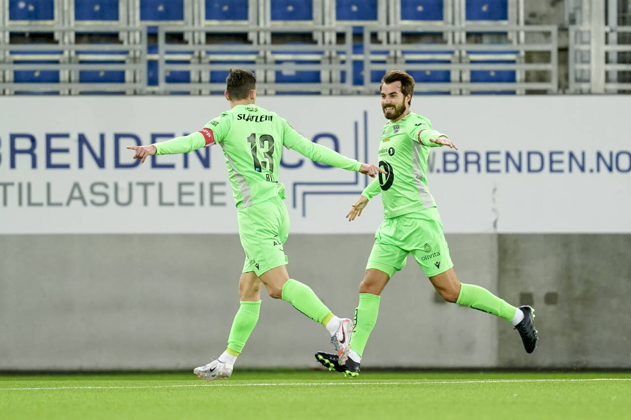 Bendik Bye (t.v.) og Christoffer Aasbak jubler for scoring under eliteseriekampen i fotball mellom Vålerenga og KBK på Intility Arena. Foto: Fredrik Hagen / NTB