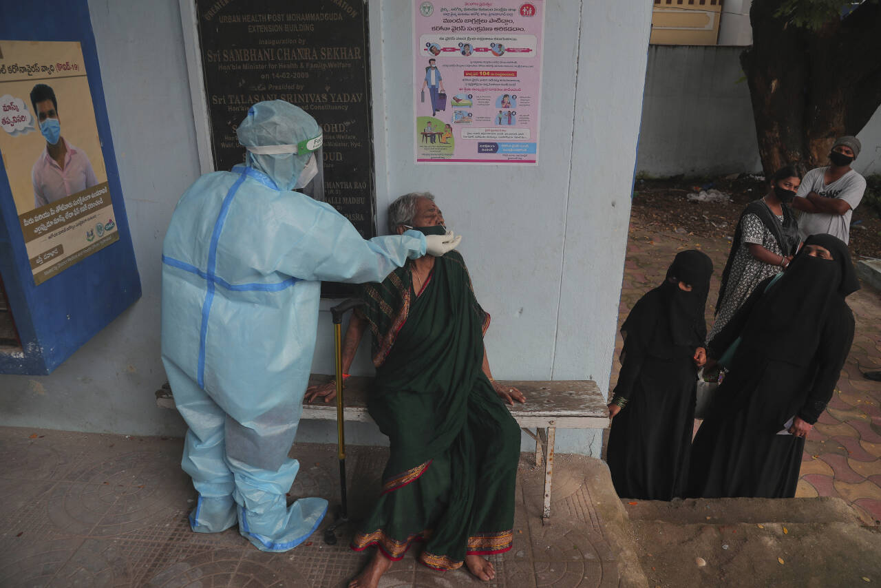 En helsearbeider utfører koronatester i Hyderabad i India, som torsdag registrerte 70.000 nye smittetilfeller. Foto: Mahesh Kumar A. / AP / NTB 