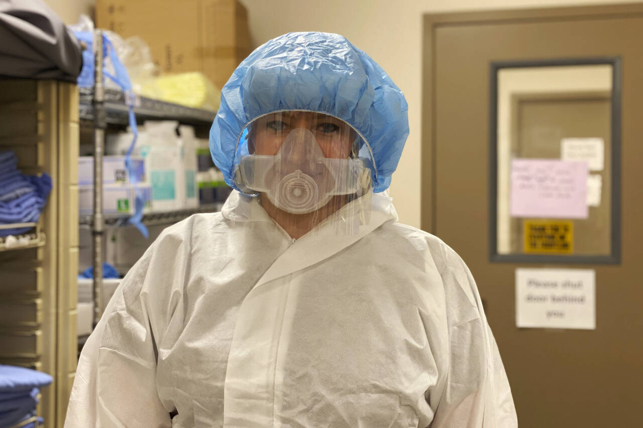 Intensivsykepleier Amelia Montgomery mener det vanskeligste nå som koronaviruset sprer seg i republikanske stater i Midtvesten, er å håndtere pasienter og pårørende som ikke tror på at viruset faktisk fins. Foto: Kaitlyn McConnell / CoxHealth via AP / NTB