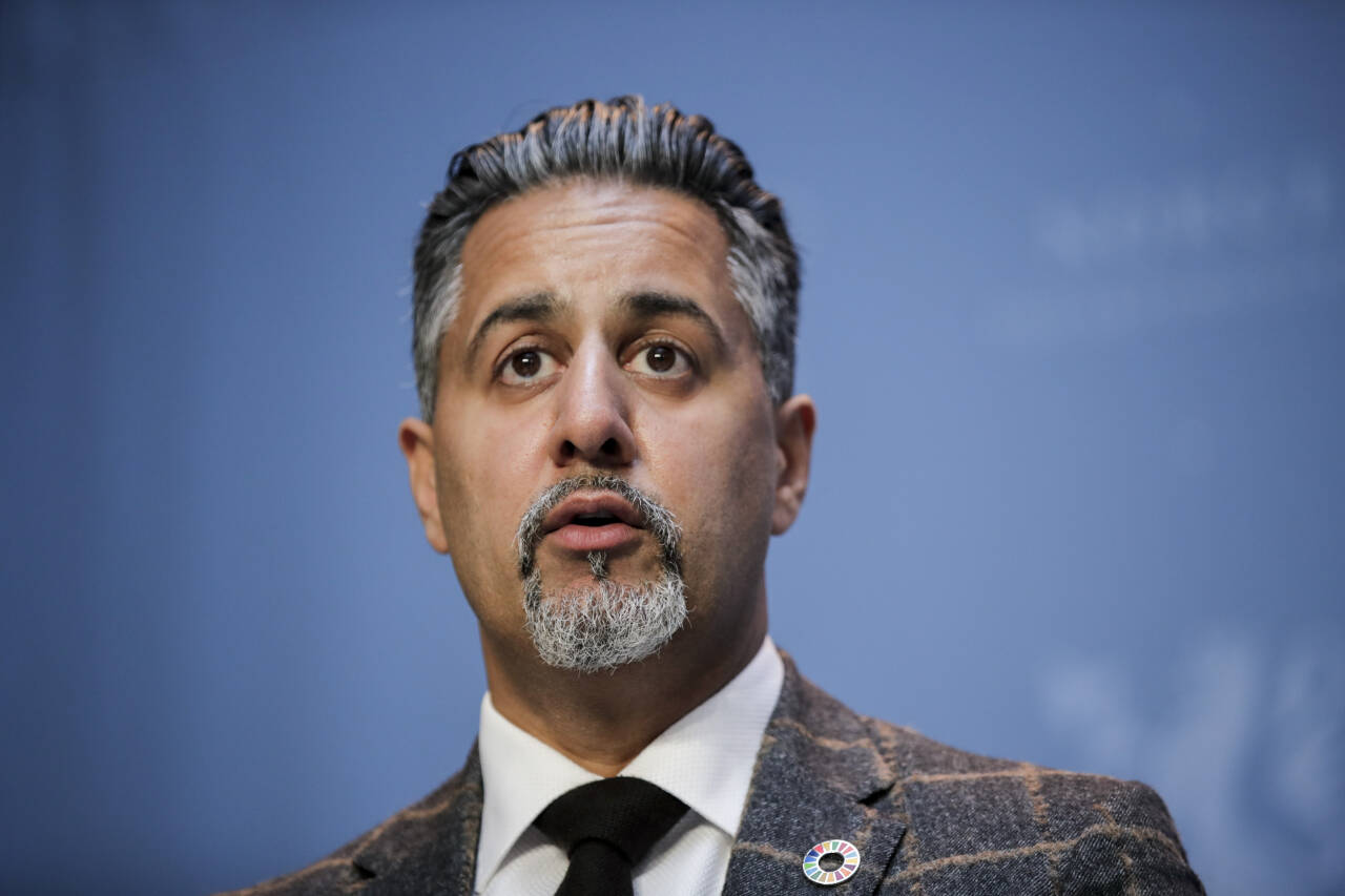 Kultur- og likestillingsminister Abid Raja (V) sier det er usikkert hvordan regjeringens innstramminger vil påvirke gjenåpningen av breddeidretten. Foto: Vidar Ruud / NTB