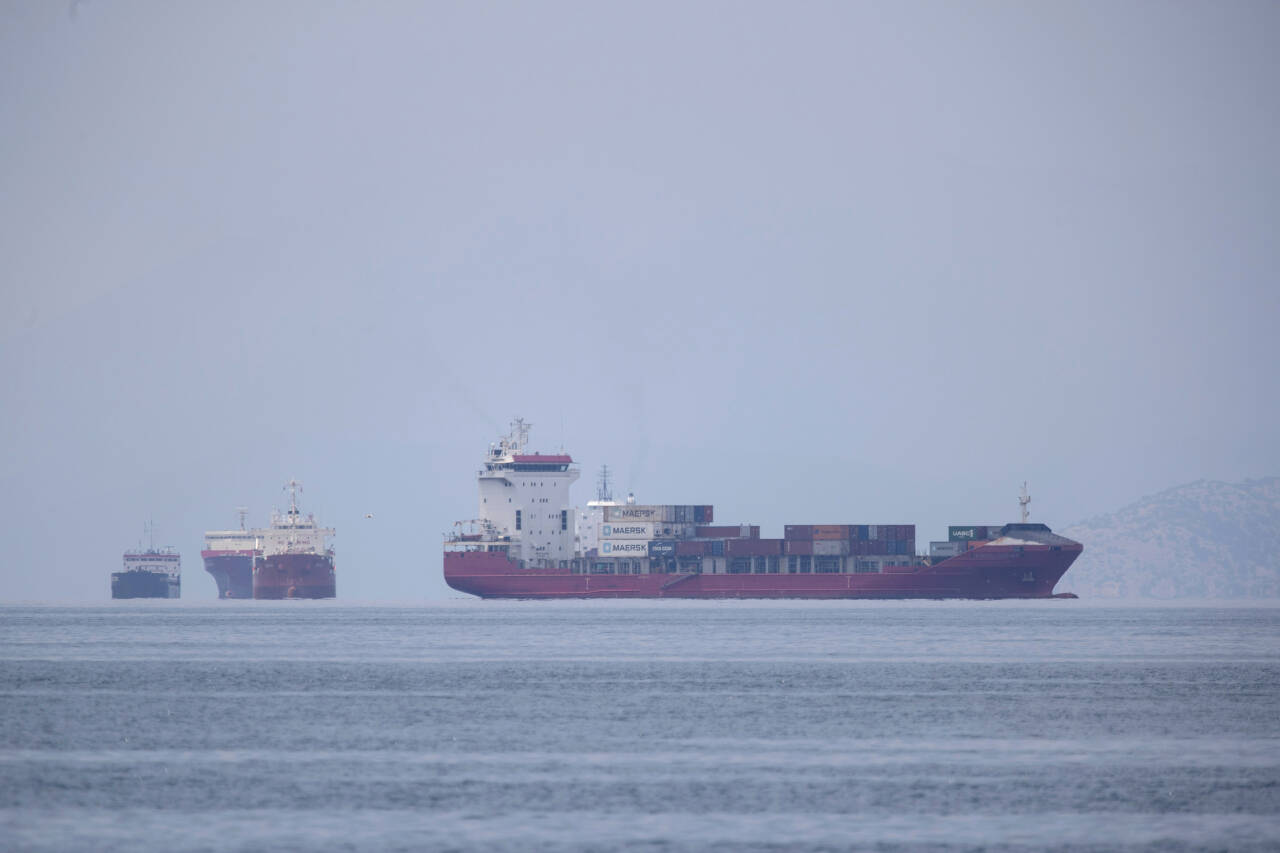 Et lasteskip nærmet seg Piraeus-havnen i Aten i Hellas 26. mai. Hundretusenvis av sjøfolk sitter stadig koronafast til havs. Om lag 150 av disse er norske, ifølge Aftenposten. Foto: Petros Giannakouris / AP / NTB