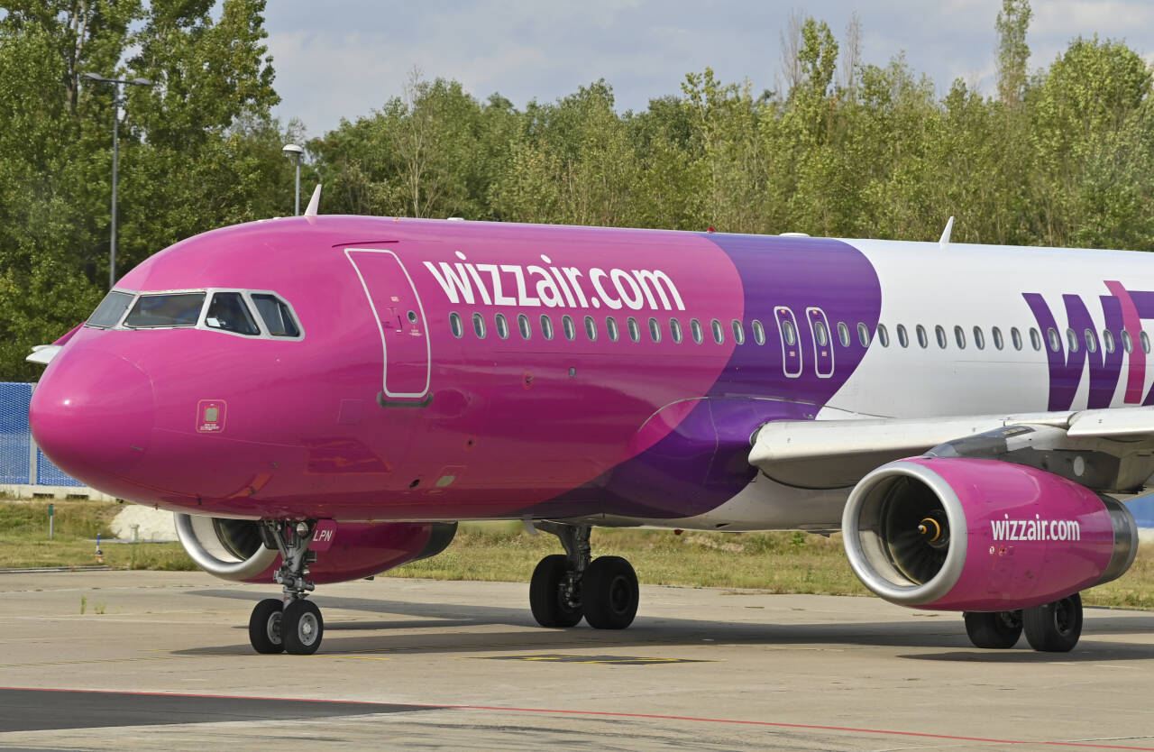 Et fly fra det ungarske lavprisselskapet Wizz Air parkert på lufthavnen Schönefeld i Berlin i Tyskland. Foto: Patrick Pleul / DPA / NTB