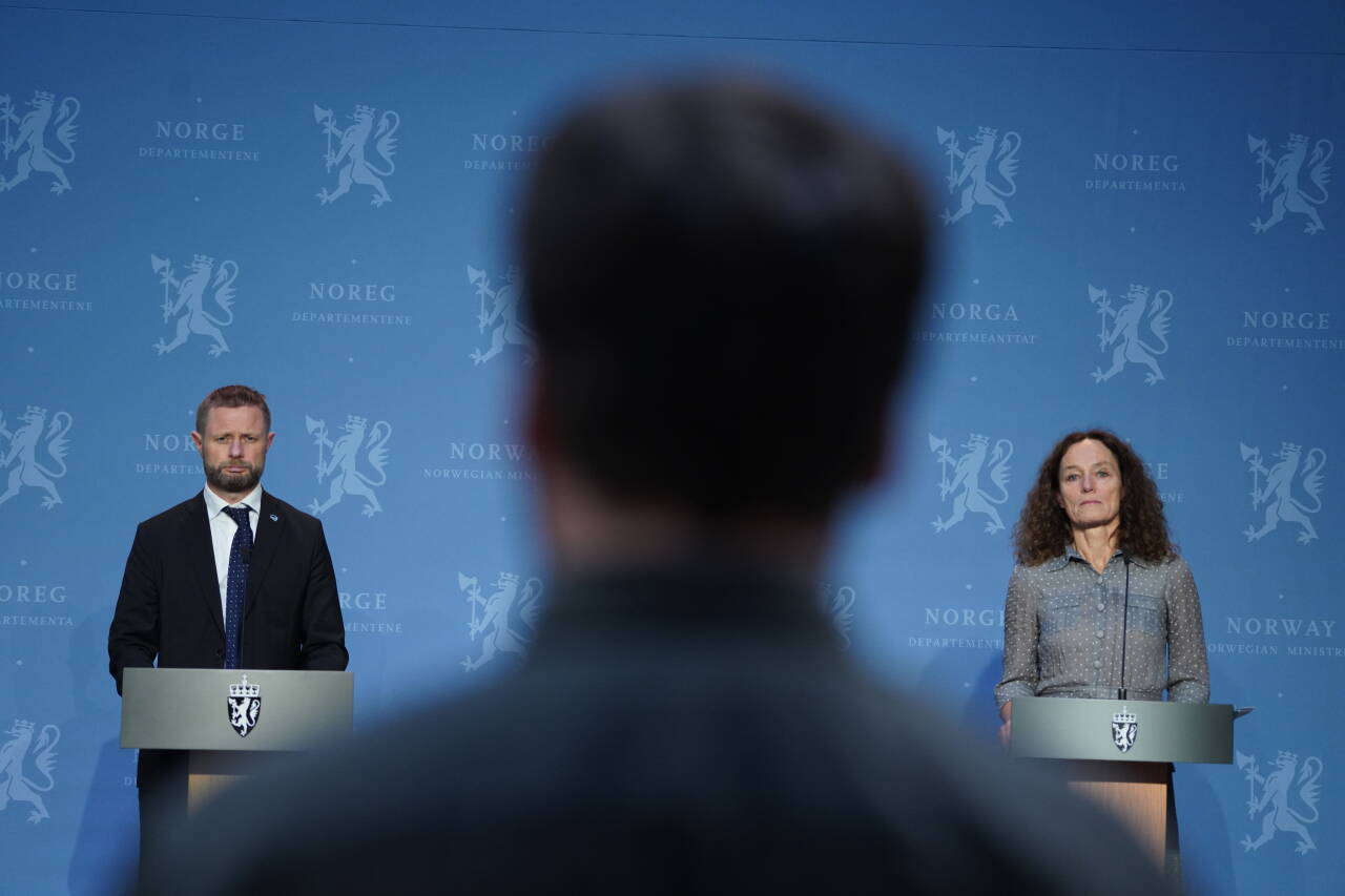 Helse- og omsorgsminister Bent Høie og direktør for Folkehelseinstituttet Camilla Stoltenberg på  pressekonferanse om koronasituasjonen.Foto: Ole Berg-Rusten / NTB