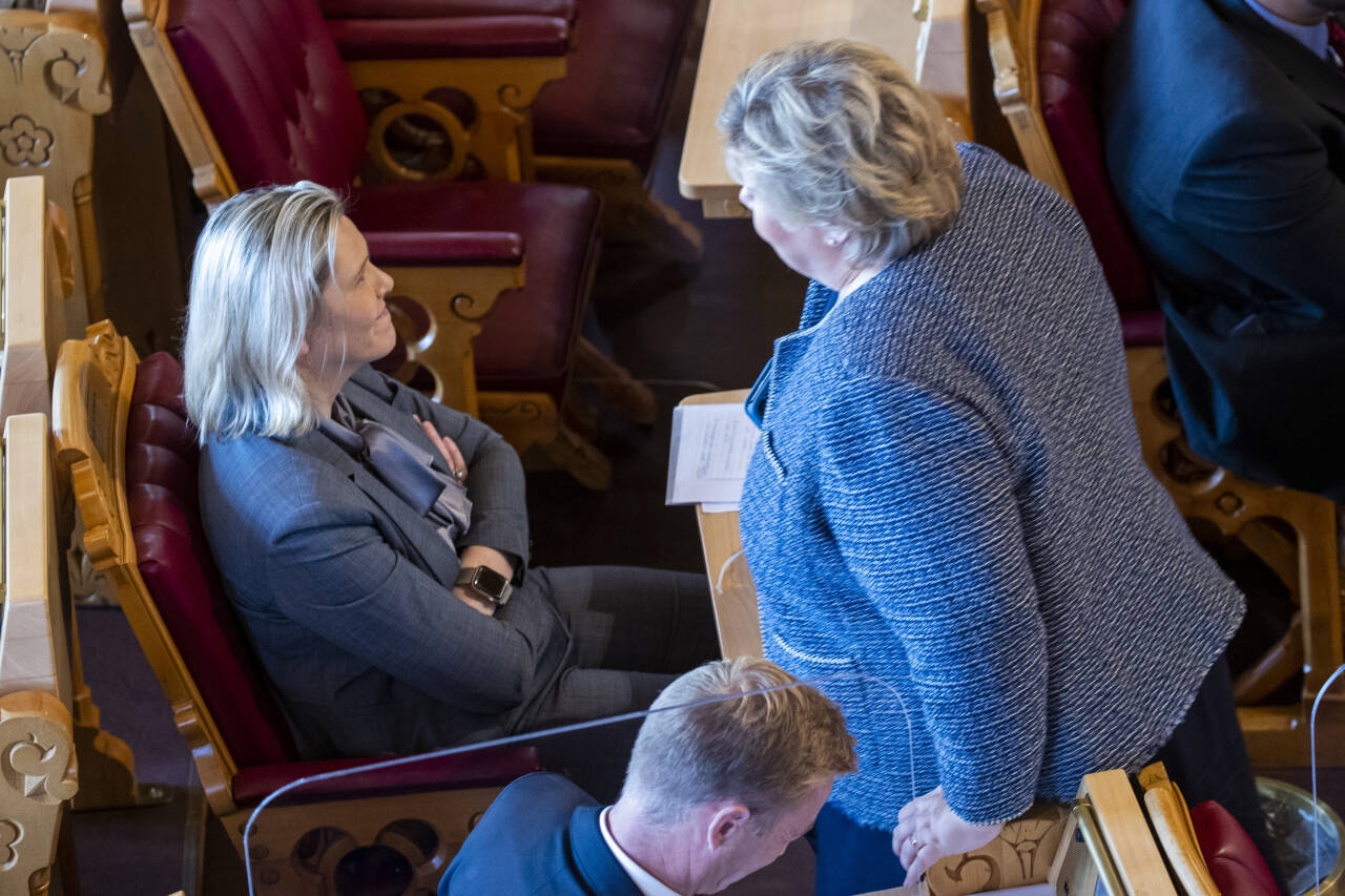 Fremskrittspartiets nestleder Sylvi Listhaug sammen med statsminister Erna Solberg (H) i stortingssalen. Foto: Terje Pedersen / NTB