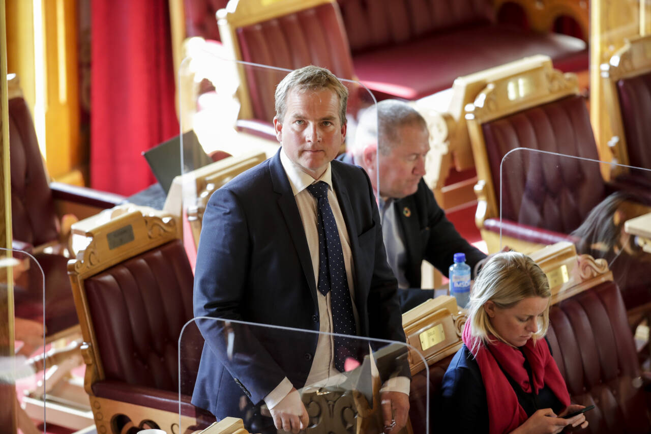 Sveinung Stensland (H) bekrefter at regjeringen viderefører styrkingen av krisetelefoner mot selvmord. Foto: Vidar Ruud / NTB