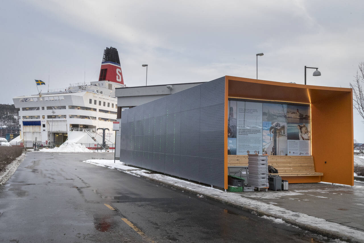 Oslo Havn har etablert landstrømanlegg på Vippetangen i Oslo som passasjerskipene bruker. Flere steder rundt Oslofjorden er det derimot strømanlegg som hittil ikke er brukt en eneste gang fordi bulk- og konteinerskipene ikke er bygget om for å bruke landstrøm. Foto: Heiko Junge / NTB