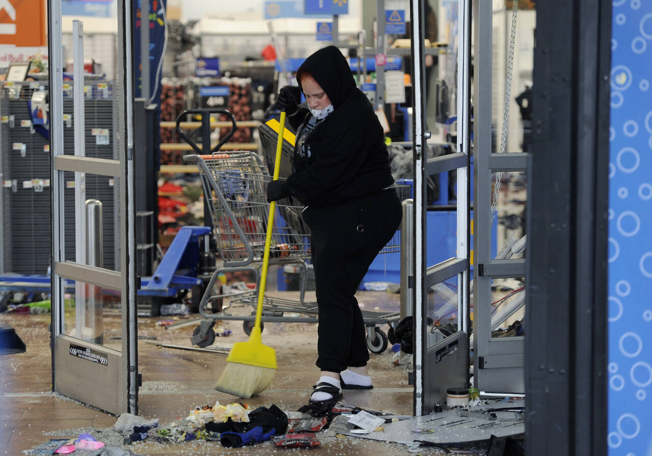 En ansatt rydder opp etter at en Walmart-butikk i Philadelphia ble plyndret under opptøyer tidligere i uken. Foto: AP / NTB