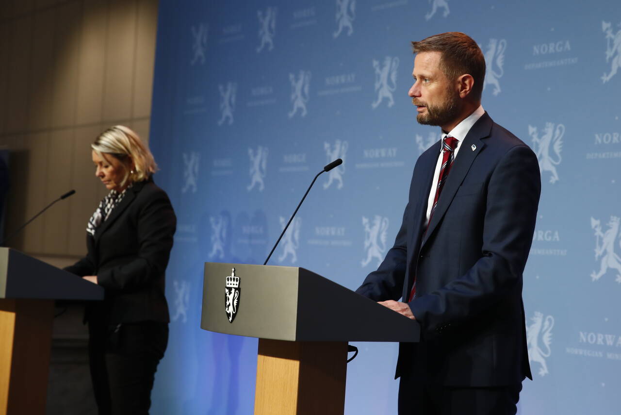 Justis- og beredskapsminister Monica Mæland og helse- og omsorgsminister Bent Høie på onsdagens pressekonferanse om koronasituasjonen. Foto: Terje Pedersen / NTB