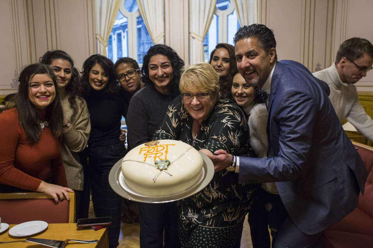 Starten på Født fri ble markert med kake på kontoret til Abid Raja (til høyre) på Stortinget i november 2017. Ved siden av ham står daværende Venstre-leder Trine Skei Grande og ved siden av henne igjen Shabana Rehman, som er daglig leder for Født fri. Foto: Mariam Butt / NTB