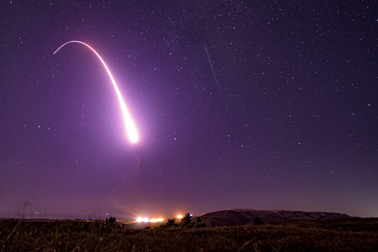 En testutskyting i California i USA av en langtrekkende rakett som kan frakte atomvåpen i oktober 2019. Foto: J.T. Armstrong / U.S. Air Force via AP / NTB