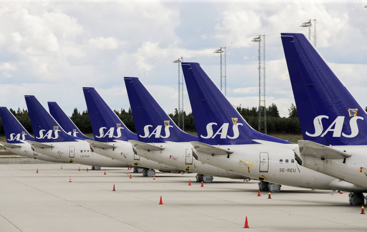 SAS har en rekke fly stående på bakken ved Gardermoen. Nå har flyselskapet fått frist ved utgangen av november til å betale tilbake utestående refusjonskrav. Illustrasjonsfoto: Vidar Ruud / NTB