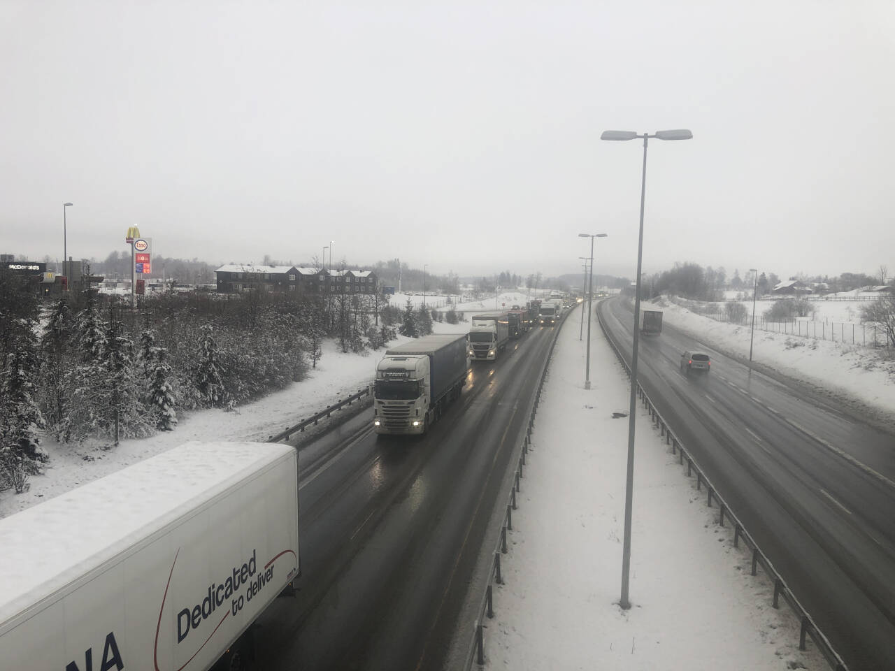 DEKKRAV: Det er innført nye krav til dekk på tungtransport i Norge. Foto: NYHETSTIPS.NO / NTB