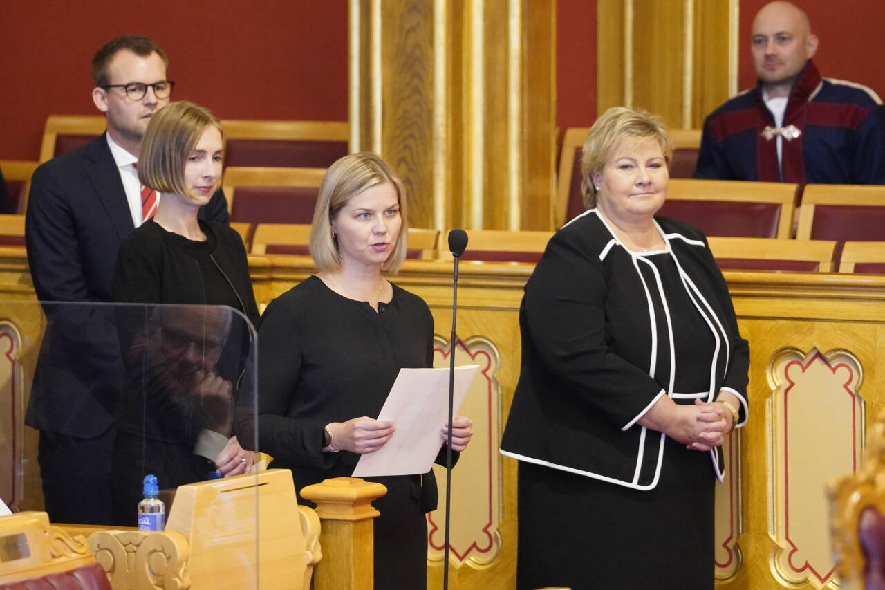 Kunnskapsminister Guri Melby (V) leste fredag opp talen om rikets tilstand. Statsminister Erna Solberg (H) står ved siden av. Foto: Heiko Junge / NTB