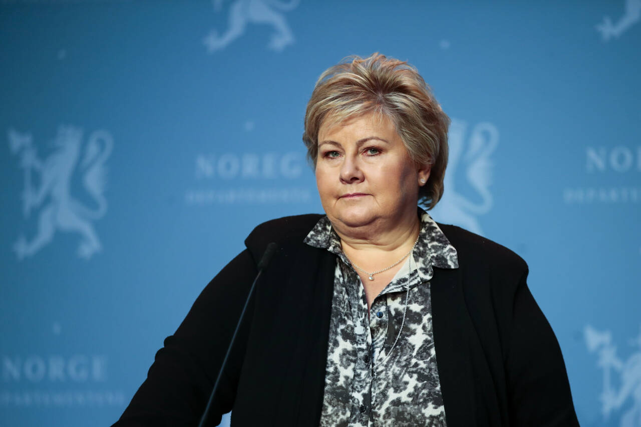 Statsminister Erna Solberg (H) skriver mandag at det er rent tøv at hun ikke mener at terrordrapet på Samuel Paty også var et angrep på ytringsfriheten. Foto: Jil Yngland / NTB