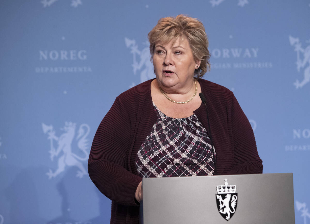 Statsminister Erna Solberg (H) sa på en pressekonferanse mandag at man fra og med onsdag ikke kan være flere en n50 på et privat arrangement på et offentlig sted. Foto: Terje Bendiksby / NTB