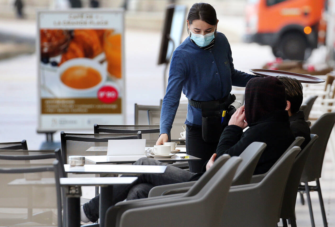 Portforbudet trer i kraft ved midnatt i Paris og åtte andre store byer. Fra lørdag må rundt 20 millioner franskmenn holde seg hjemme fra kl. 21 til kl. 06. Foto: AP / NTB