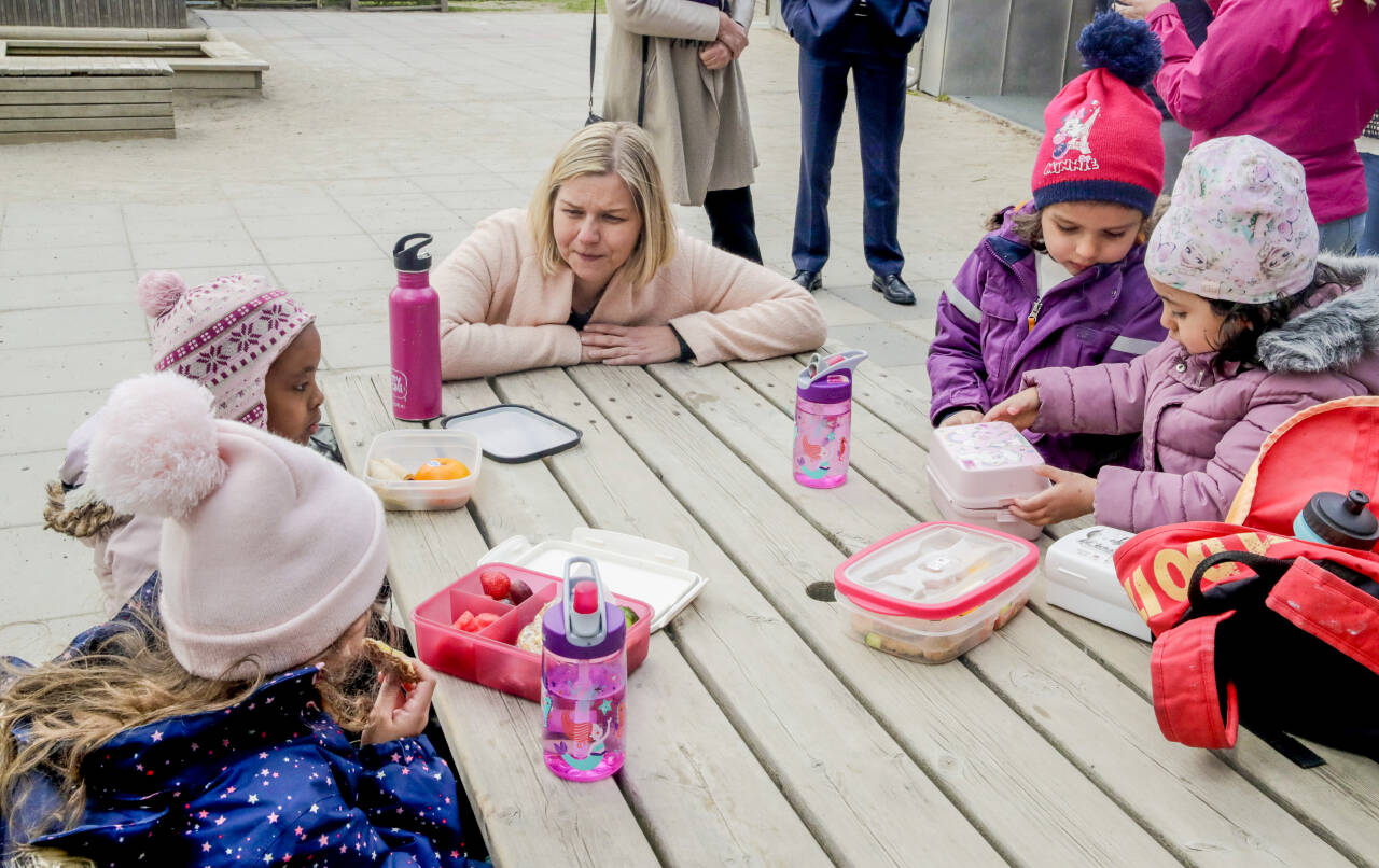 Kunnskaps- og integreringsminister Guri Melby besøkte Ammerudlia barnehage i Oslo etter gjenåpningen i våres. Utdanningsforbundet frykter at barnehagene ikke får dekket ekstrautgiftene de har hatt til smitteverntiltak i sommer. Foto: Vidar Ruud / NTB