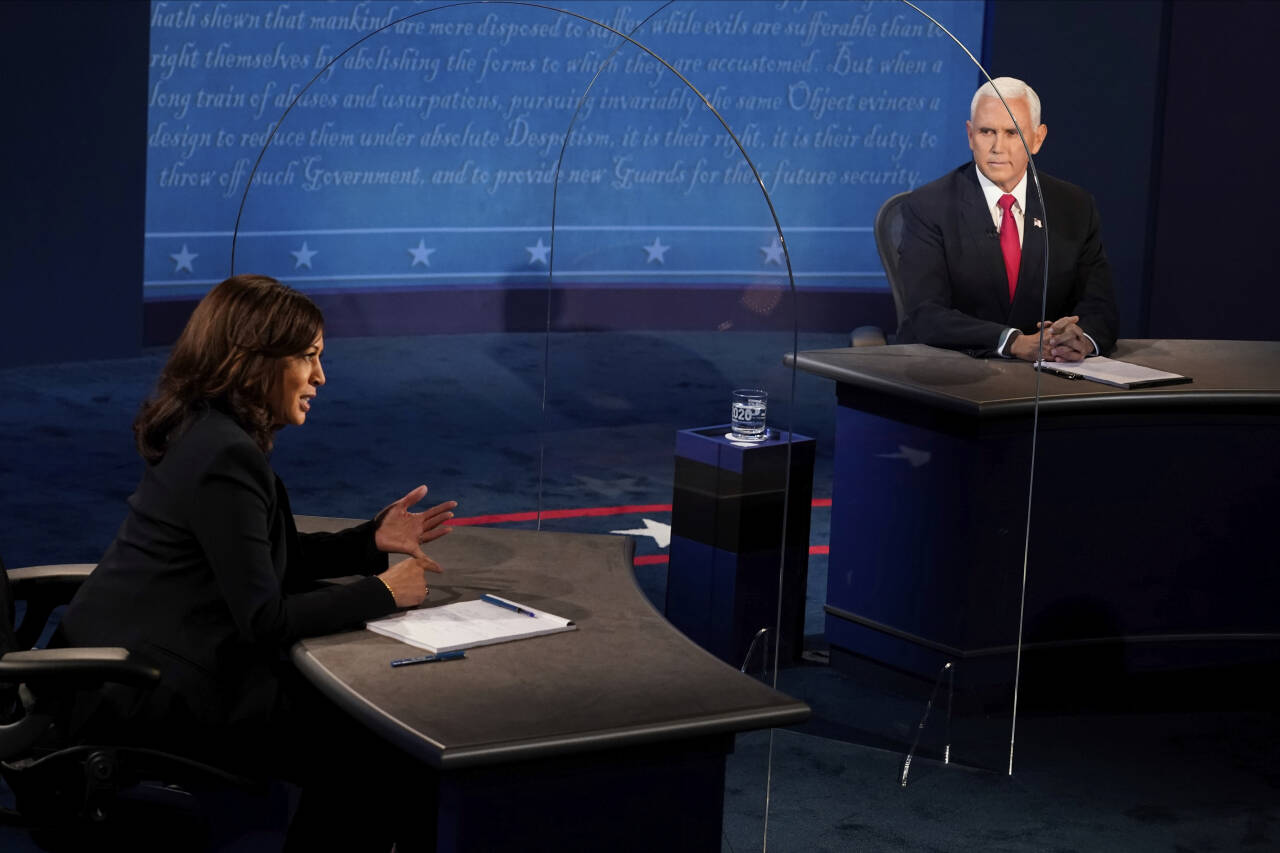 Visepresident Mike Pence og visepresidentkandidat Kamala Harris møttes til en langt mer sivilisert debatt enn presidentdebatten mellom Donald Trump og Joe Biden. Foto: Morry Gash / Pool via AP / NTB