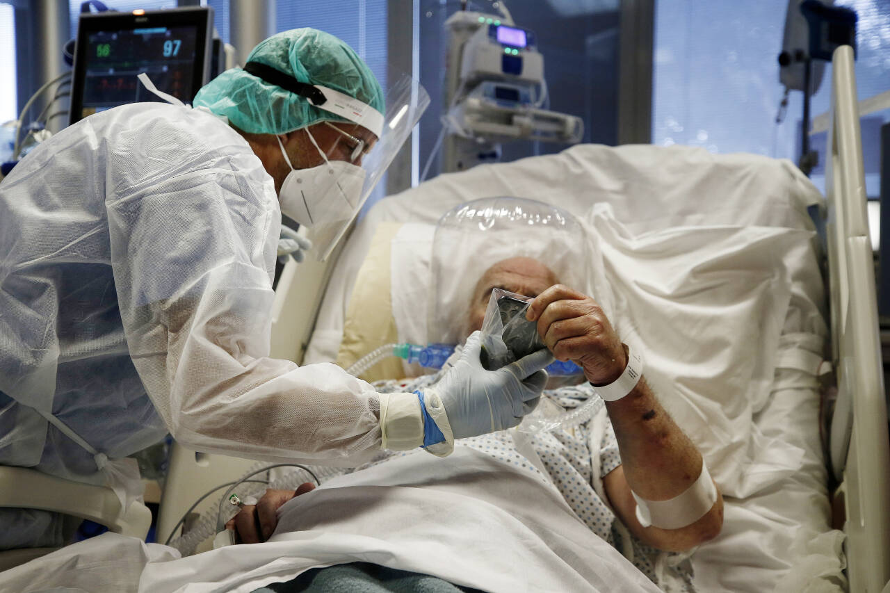 En koronapasient får behandling på et sykehus i Roma. Italia er igjen ett av landene i verden der smitten øker mest. Foto: Cecilia Fabiano/LaPresse via AP/NTB