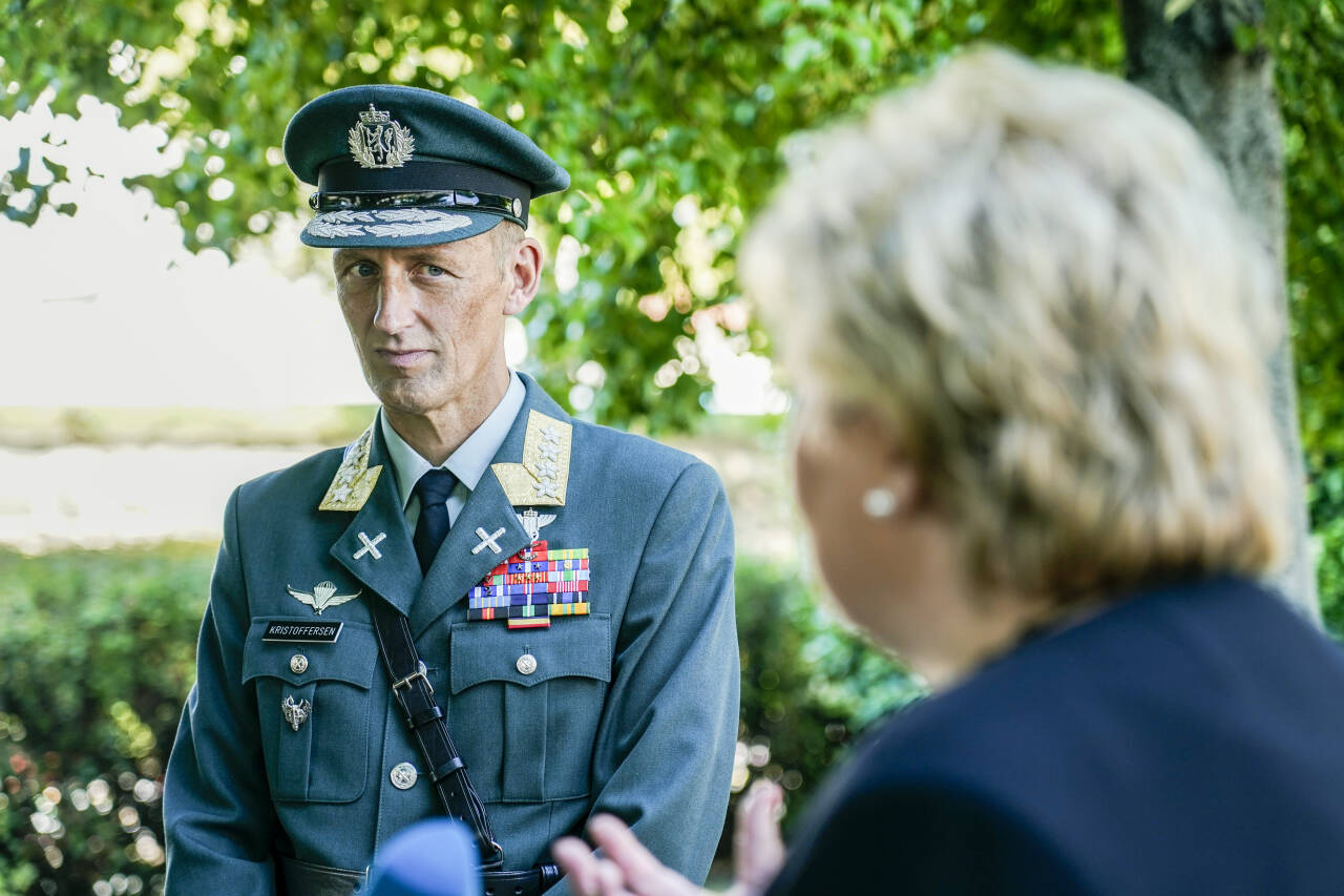 Forsvarssjef Eirik Kristoffersen, her i samtaler med statsminister Erna Solberg (H) i august, sier norsk opprustning i Nord-Norge skal bidra til å hindre krig. Foto: Gorm Kallestad / NTB