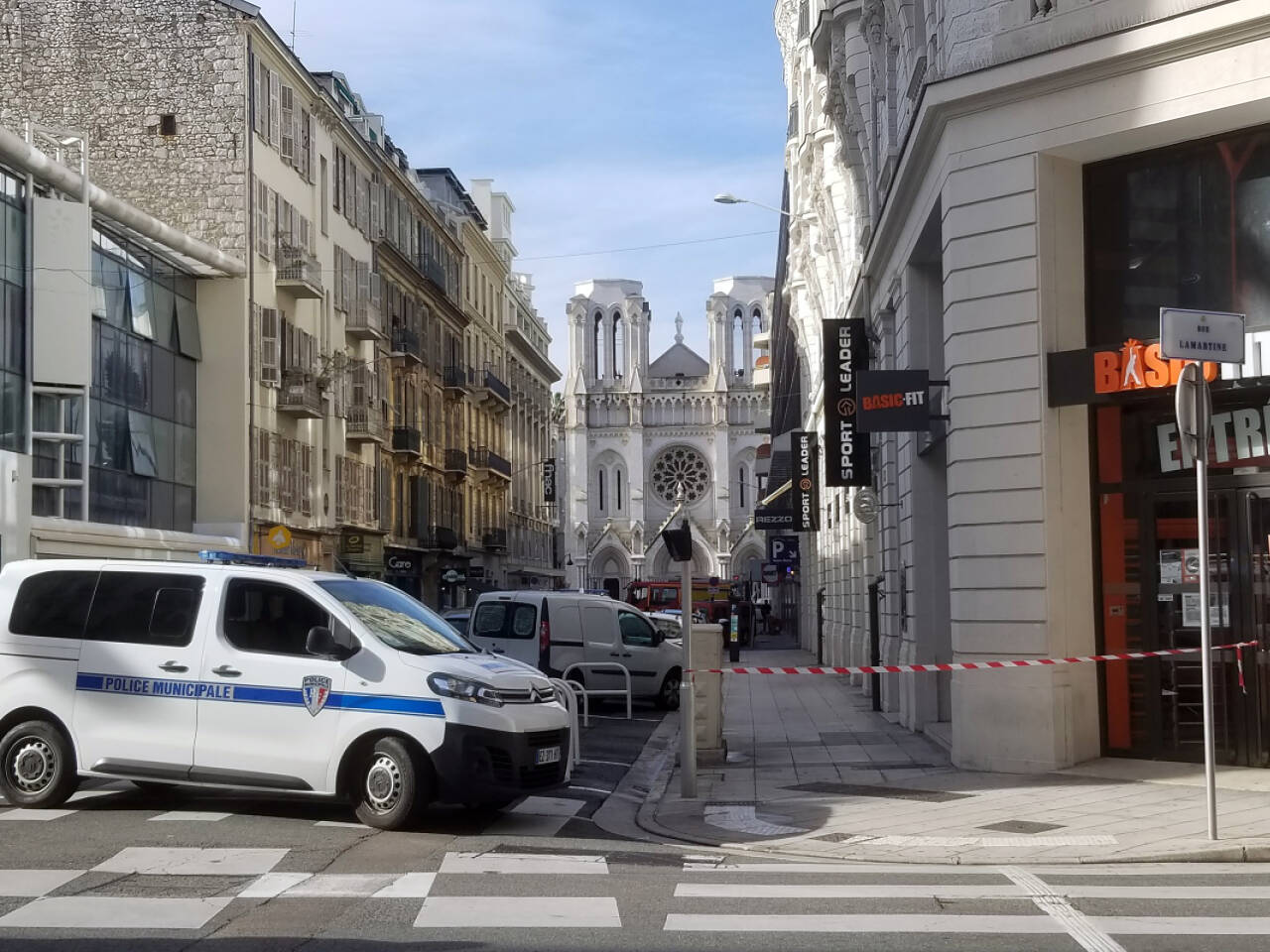 Politiet har sperret av området rundt kirken Foto: Tom Vannier via AP / NTB