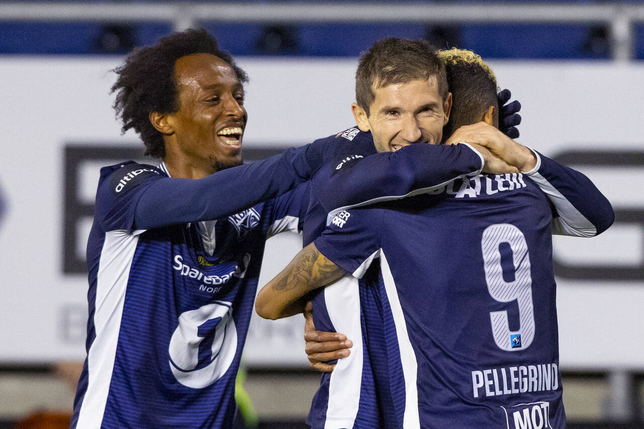 Liridon Kalludra (midten) jubler med Amin Askar (t.v) og Amahl Pellegrino etter 1–2 målet under eliteseriekampen i fotball mellom Aalesund og KBK på Color Line Stadion. Foto: Svein Ove Ekornesvåg / NTB