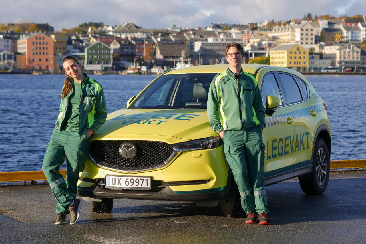 Smittevernlege Kiva McFetridge (t.v.) og sykepleier Odin Bae Bolstad reiser rundt og vaksinerer. Foto: Kristiansund kommune